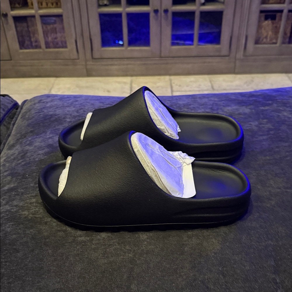 Yeezy Onxy Black Slide Sandals men’s size 7